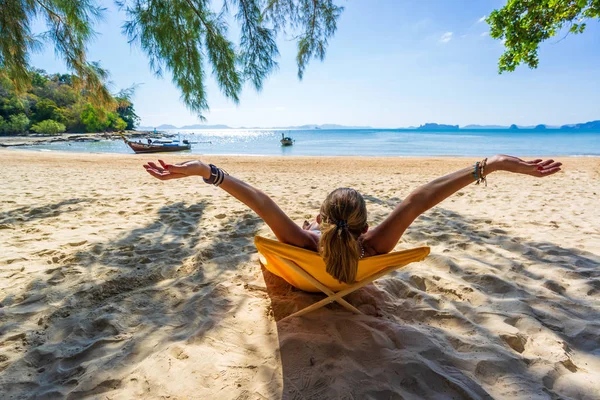 Woman enjoying her holidays on a transat at the tropical beach — Stock Photo, Image