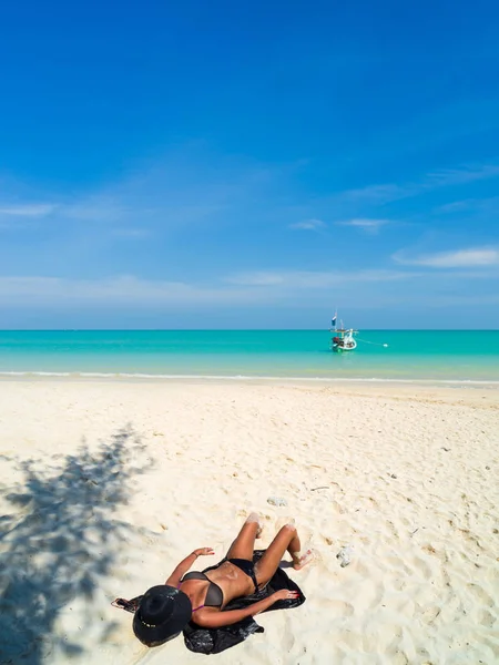 Mujer disfrutando de sus vacaciones en la playa —  Fotos de Stock
