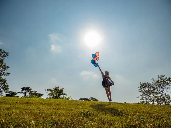 Kadın dansçı holding balonlar — Stok fotoğraf