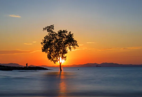 Zonsondergang in Klong Muang strand — Stockfoto