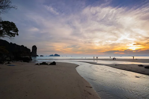 Pôr do sol na província de Ao Nang Krabi — Fotografia de Stock