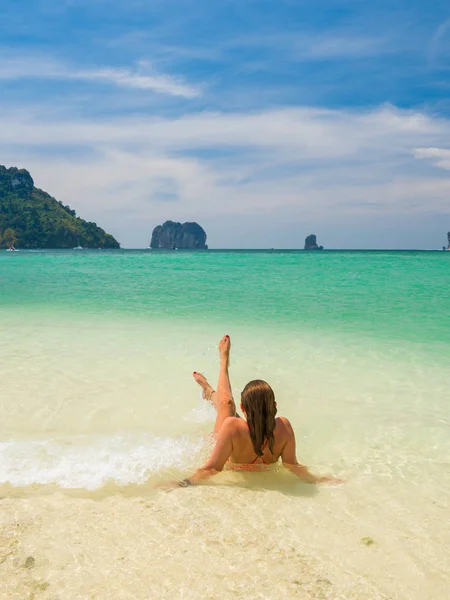 Mulher desfrutando de suas férias em um transat na praia tropical — Fotografia de Stock