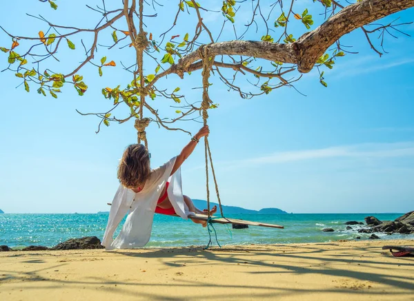 Femme profitant de ses vacances sur une transat à la plage tropicale — Photo