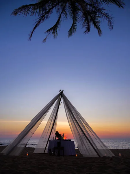 Dinner table for two at the beach — Stock Photo, Image