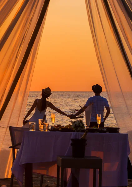 Plajda iki kişilik yemek masası — Stok fotoğraf