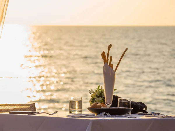 Mesa de jantar para dois na praia — Fotografia de Stock