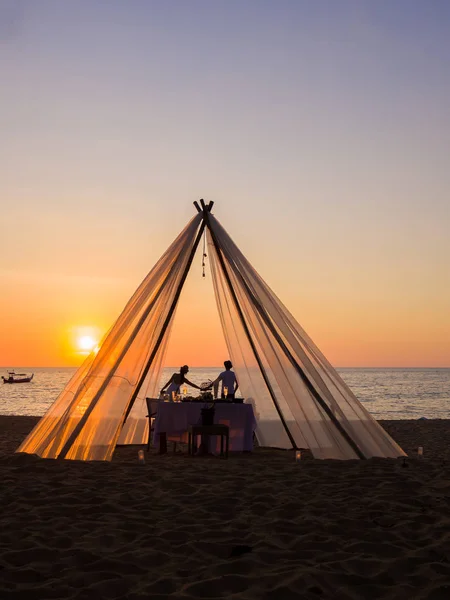 Stoły obiadowe dla dwóch osób na plaży — Zdjęcie stockowe