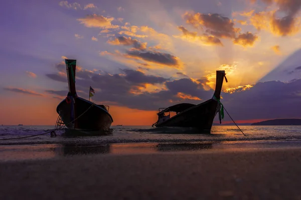 Barco de cola larga al atardecer en Tailandia — Foto de Stock