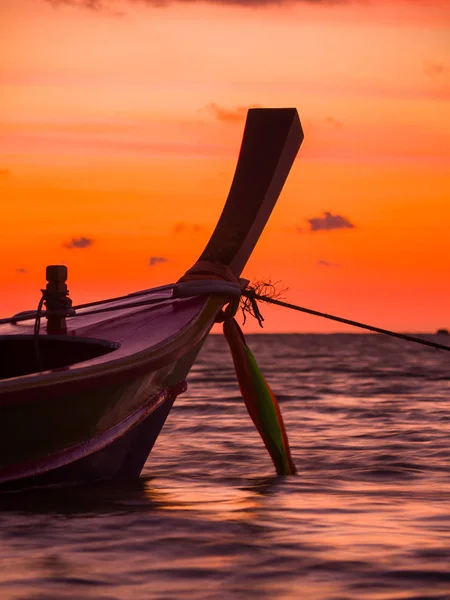 Lange staart boot bij zonsondergang in Thailand — Stockfoto