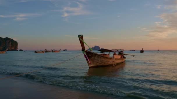 Ηλιοβασίλεμα Στην Παραλία Nang Krabi Ταϊλάνδη — Αρχείο Βίντεο