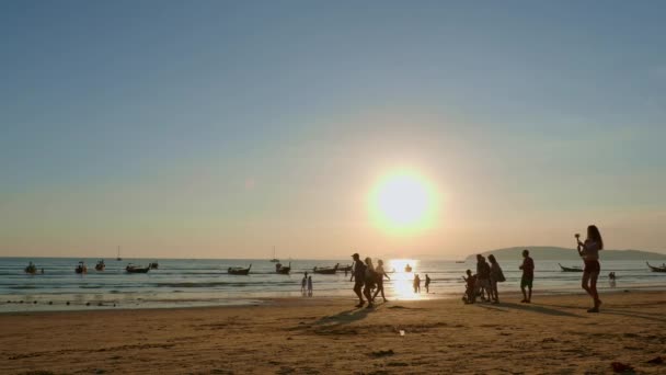 Ηλιοβασίλεμα Στην Παραλία Nang Krabi Ταϊλάνδη — Αρχείο Βίντεο