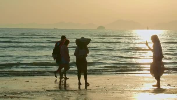 Ηλιοβασίλεμα Στην Παραλία Nang Krabi Ταϊλάνδη — Αρχείο Βίντεο