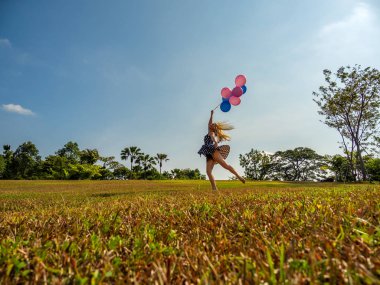 Kadın dansçı holding balonlar