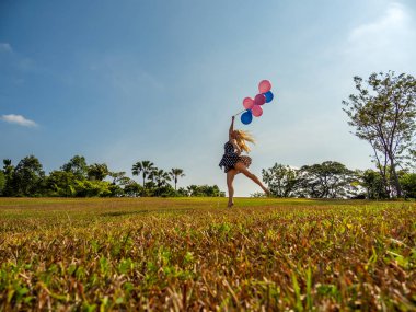 Kadın dansçı holding balonlar