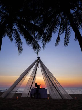 Plajda iki kişilik yemek masası