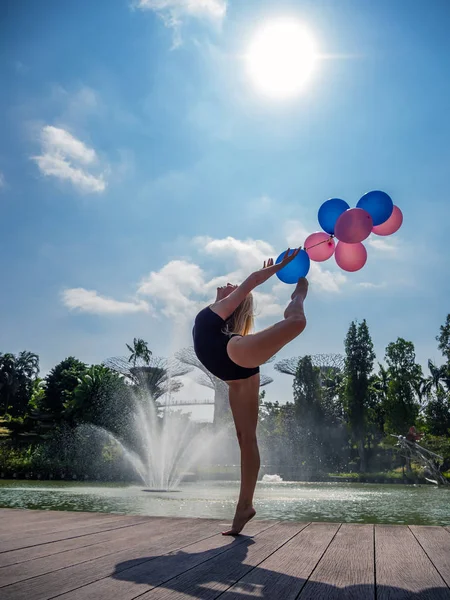 Danseuse tenant des ballons — Photo