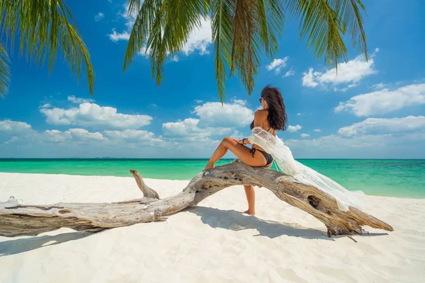 Kobieta opalająca się na tropikalnej plaży — Zdjęcie stockowe