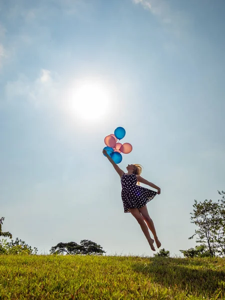 Bailarina sosteniendo globos —  Fotos de Stock