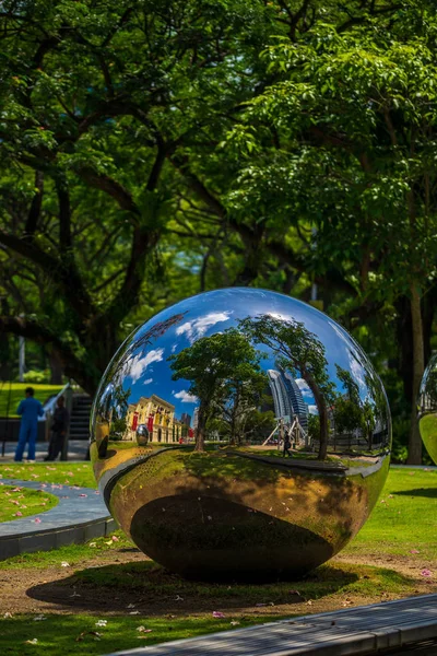 Гигантский зеркальный шар крутится в Сингапуре — стоковое фото
