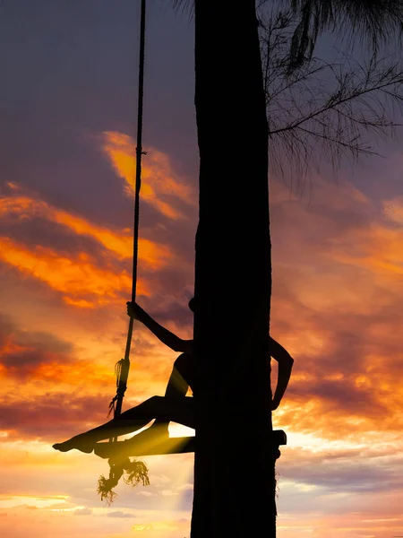 Fiatal nő a swing a strandon — Stock Fotó