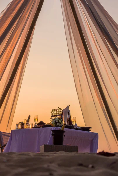 Dinner table for two at the beach — Stock Photo, Image