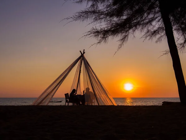 Mesa de cena para dos en la playa — Foto de Stock