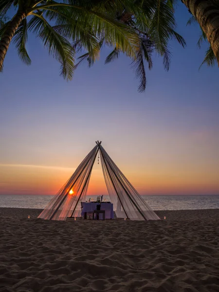 Mesa de cena para dos en la playa — Foto de Stock