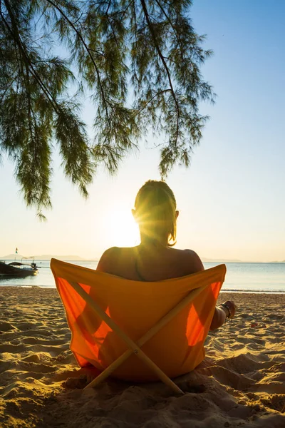 Mujer disfrutando de sus vacaciones en un tranvía en la playa tropical —  Fotos de Stock