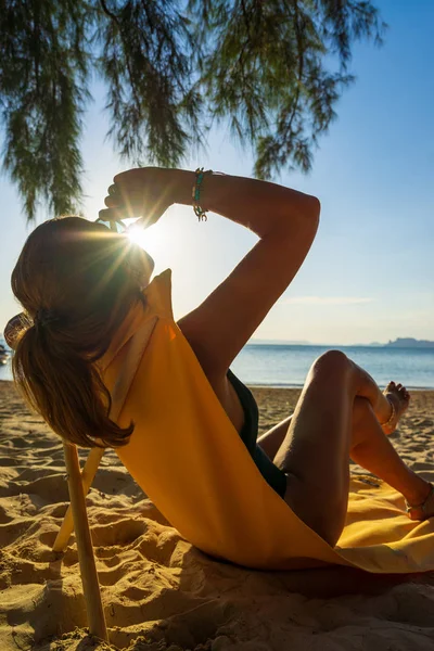 Mujer disfrutando de sus vacaciones en un tranvía en la playa tropical —  Fotos de Stock