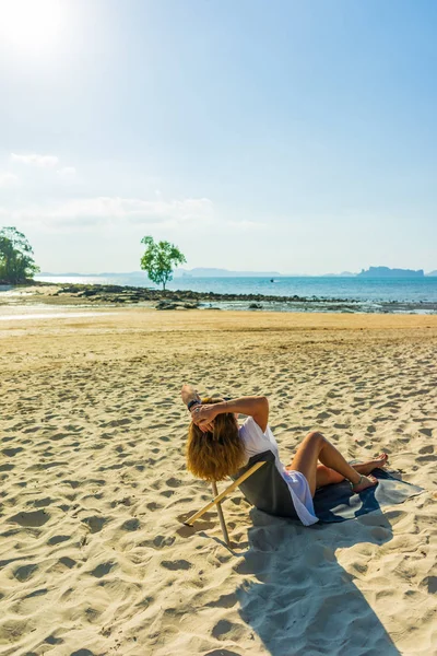 Kvinna njuter av sin semester på en transat på den tropiska stranden — Stockfoto