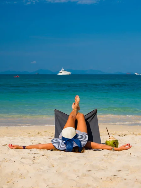 Bir kadın, tropikal plajda tatilin tadını çıkarıyor. — Stok fotoğraf