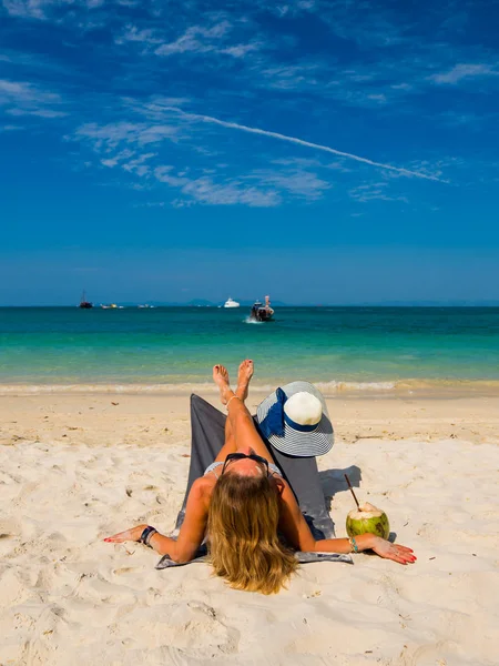 Mulher desfrutando de suas férias em um transat na praia tropical — Fotografia de Stock