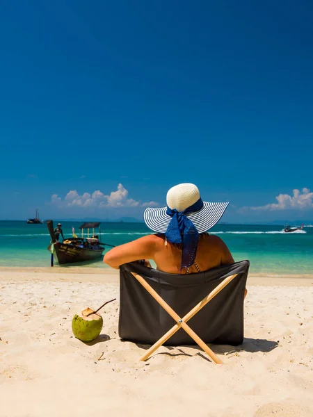 Frau genießt ihren Urlaub an einem Transat am tropischen Strand — Stockfoto