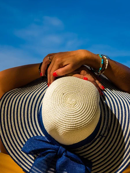 Kobieta ciesząca się wakacjami na transacie na tropikalnej plaży — Zdjęcie stockowe