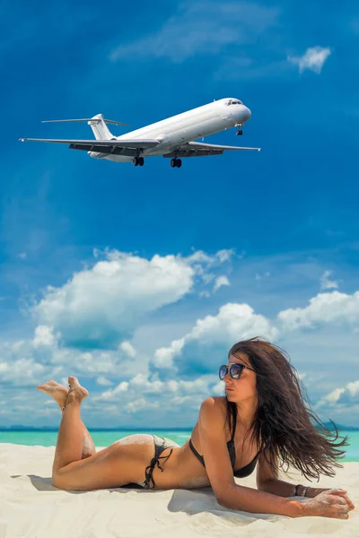 Vrouw geniet van haar vakantie op een transat aan het tropische strand Rechtenvrije Stockfoto's