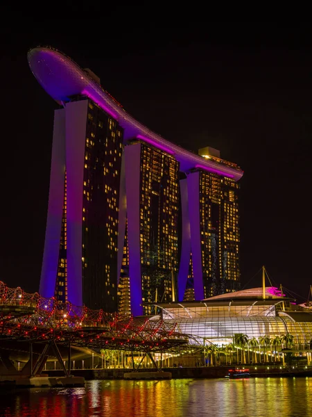 Marina Bay Sands at night the largest hotel in Asia. — Stock Photo, Image