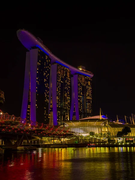 Marina Bay Sands at night the largest hotel in Asia. — Stock Photo, Image