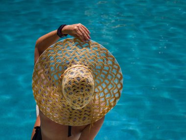 Kaplıcadaki havuzda dinlenen bir kadın. r