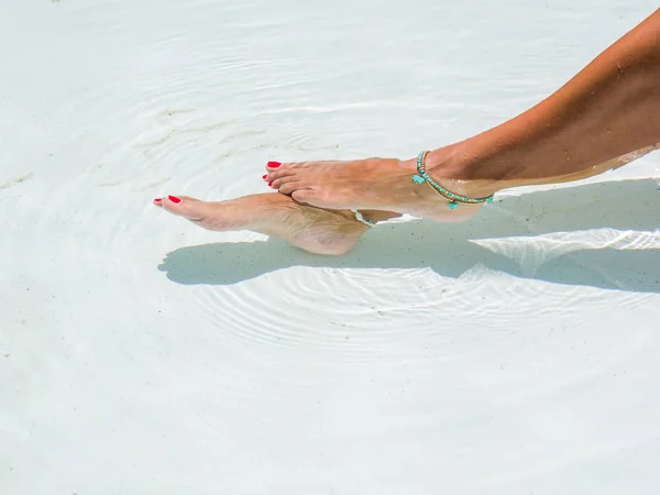 Frau entspannt sich im Schwimmbad im Kurort. r — Stockfoto