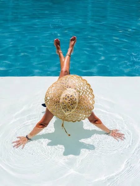 Frau entspannt sich im Schwimmbad im Kurort. r — Stockfoto