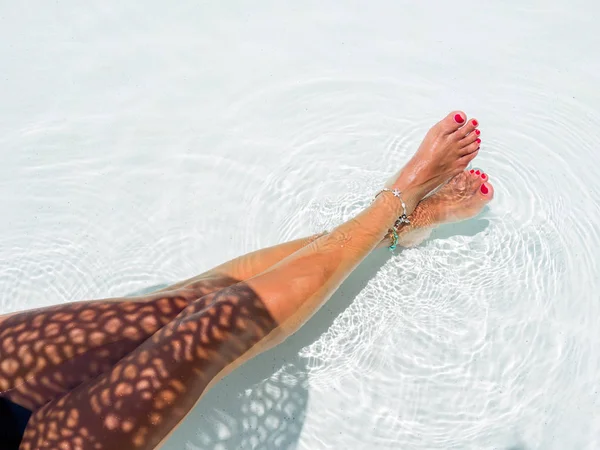 Frau entspannt sich im Schwimmbad im Kurort. r — Stockfoto