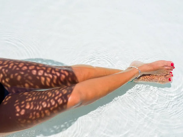 Жінка відпочиває в басейні курорту. р-н — стокове фото