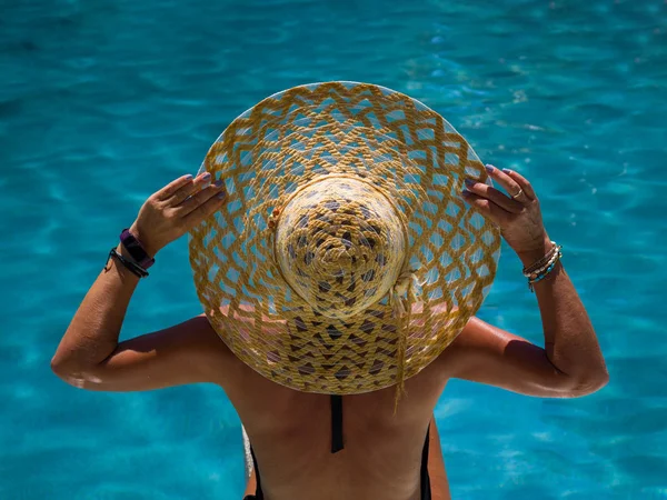 Frau entspannt sich im Schwimmbad im Kurort. r — Stockfoto