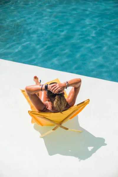 Femeia se relaxează în piscină la stațiunea balneară. r — Fotografie, imagine de stoc