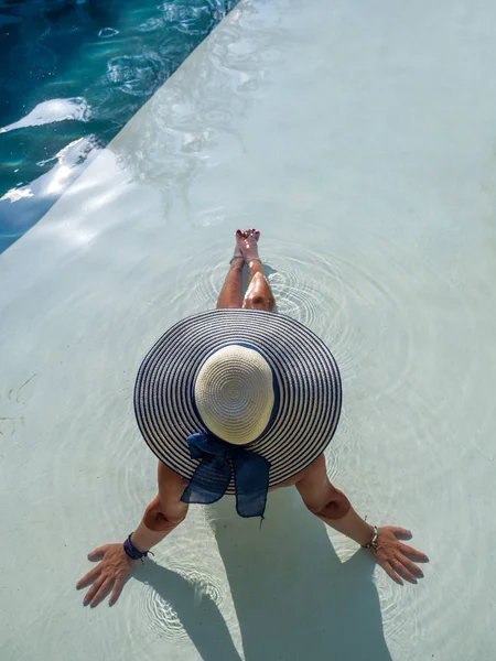 Frau entspannt sich im Schwimmbad im Kurort. r — Stockfoto