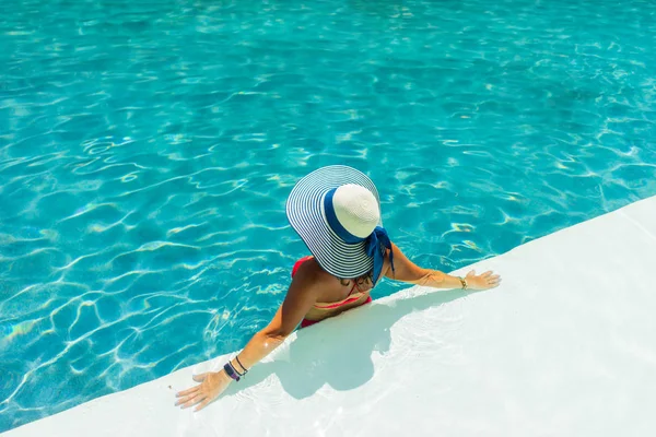 Donna che si rilassa in piscina al resort termale. r — Foto Stock