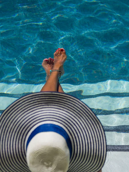 Vrouw ontspannen in het zwembad van het kuuroord. r — Stockfoto