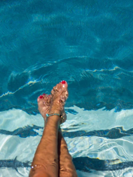 Mujer relajante en la piscina en el balneario. r — Foto de Stock