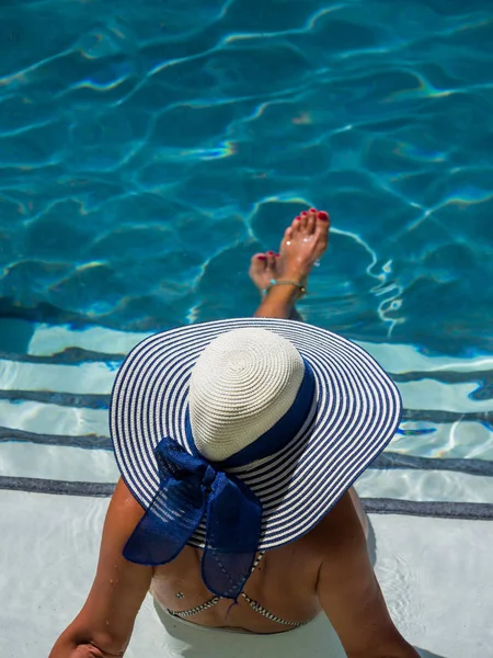 Mujer relajante en la piscina en el balneario. r — Foto de Stock