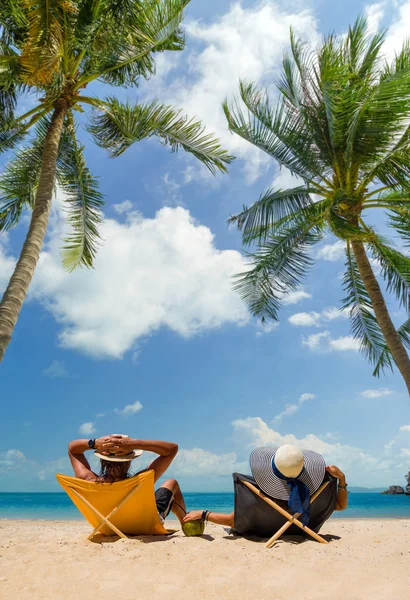 Paar am weißen Sandstrand — Stockfoto